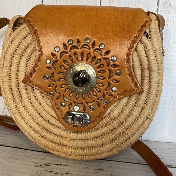 Handmade Round Raffia&Leather Crossbody Bag with Silver and Stone Embellishment - Picture 2 of 9